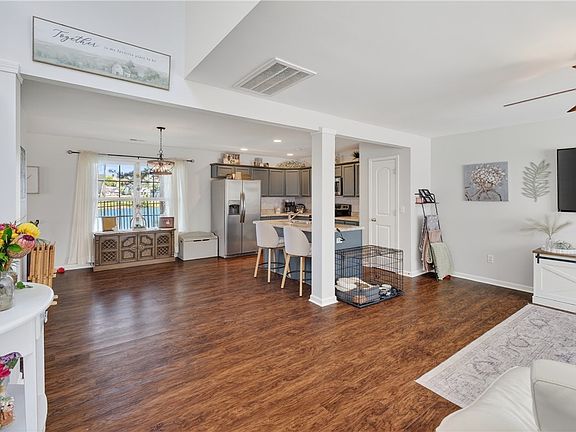 3rd image of 114 Gallant Ln