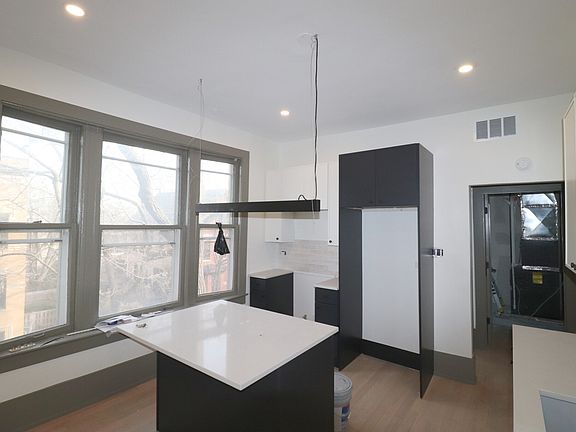 4th image of 2101 W Evergreen Ave #3R