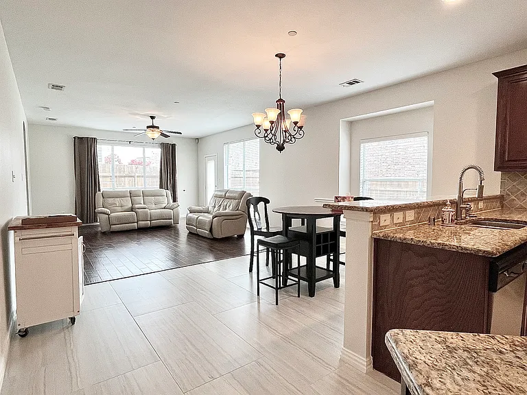 2204 Paige Ct — Photo 12