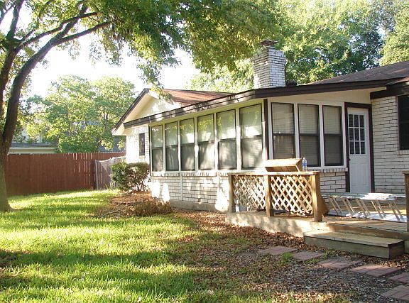 4th image of 1011 Hollyhock Ln