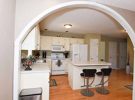 4th image of 5026 Mary Ellen Cir