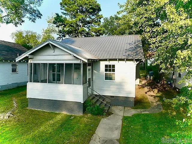 2 bed, 1025 sqft, $1,350 — Photo 1