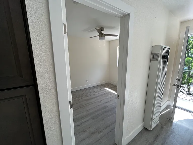 255 50th St #8 — Photo 6