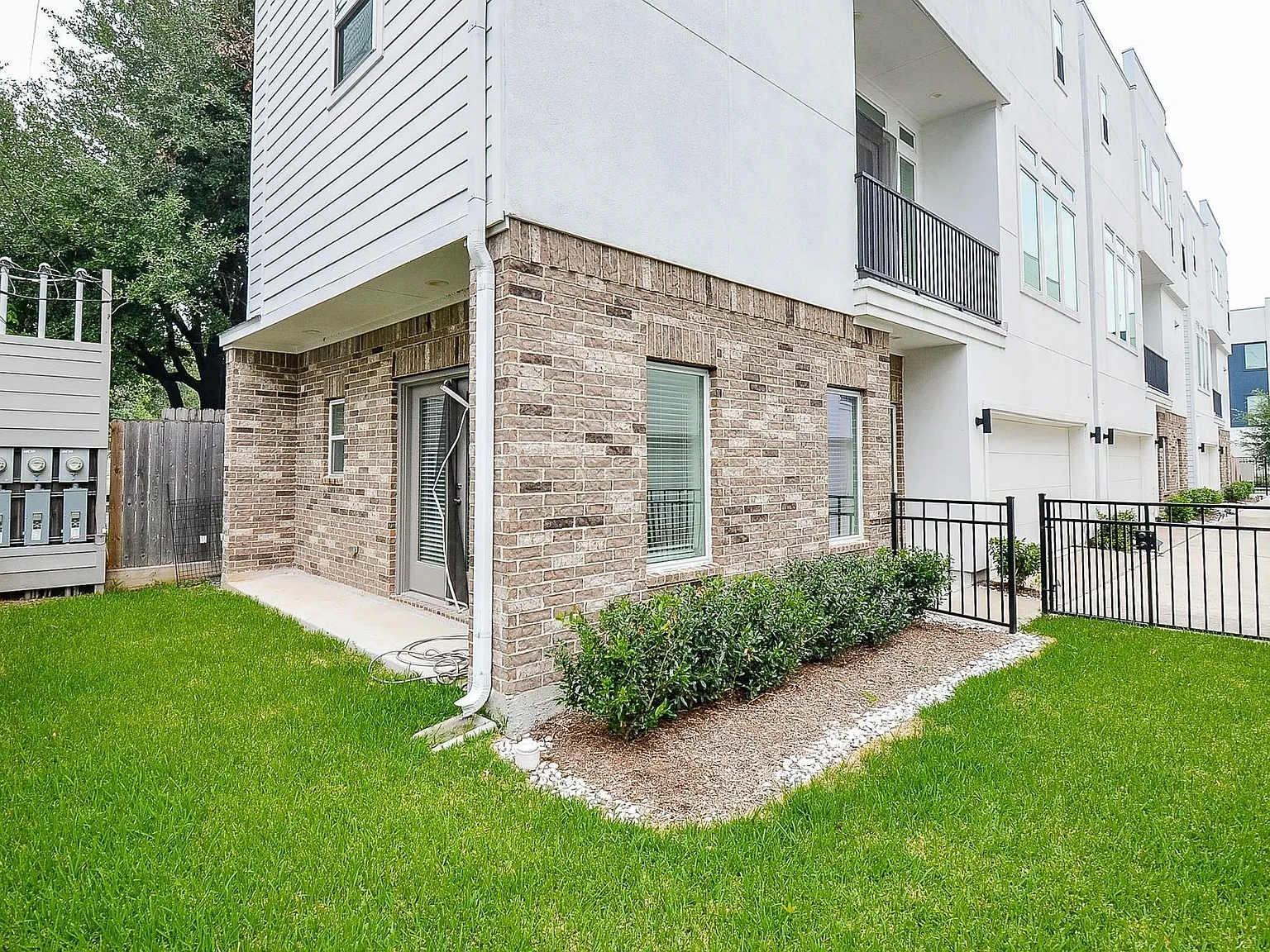 3 bed, 3.5 bath, 1993 sqft, $3,200 — Photo 2