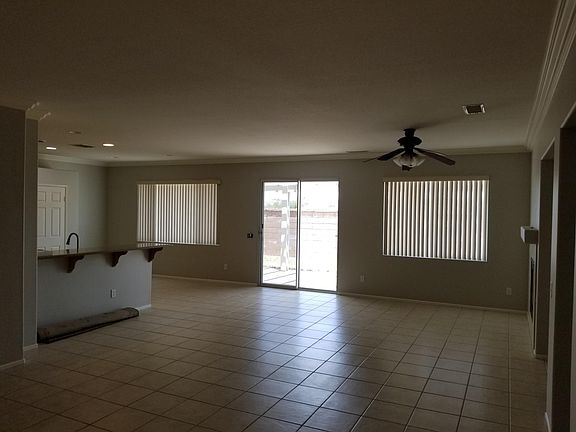 Great room with breafast nook and kitchen bar