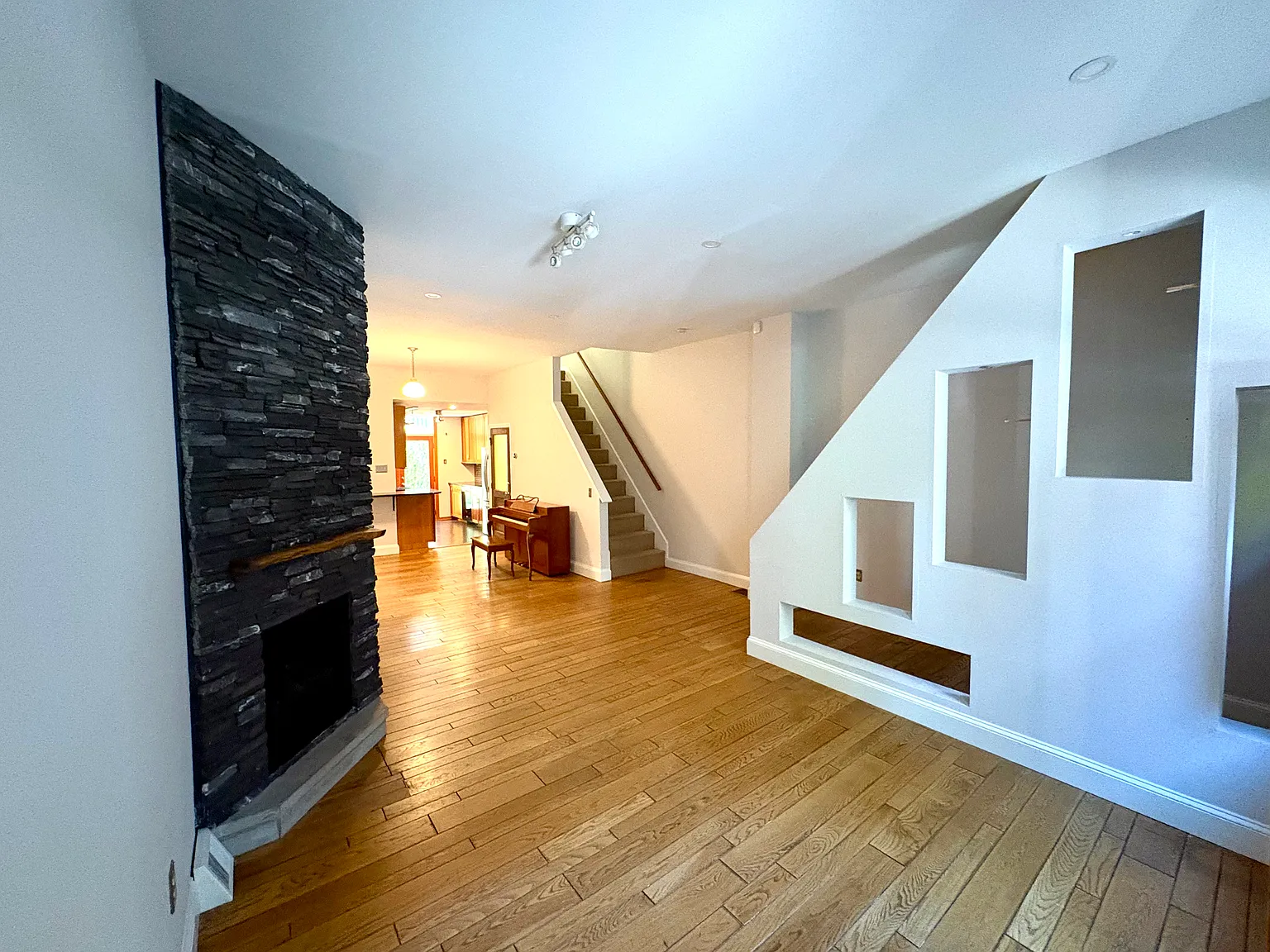 3 bed, 2.5 bath, 1770 sqft, $3,300 — Photo 3
