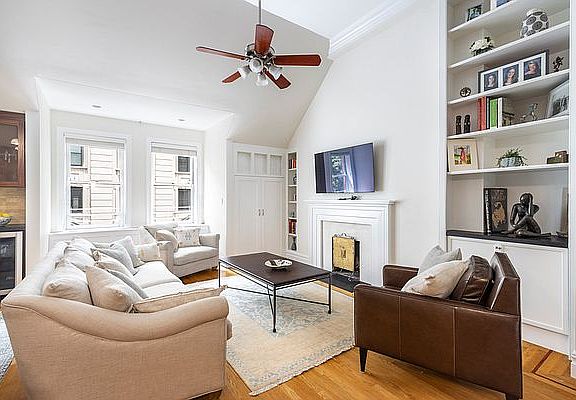 3rd image of 157 W 74th St APT 4