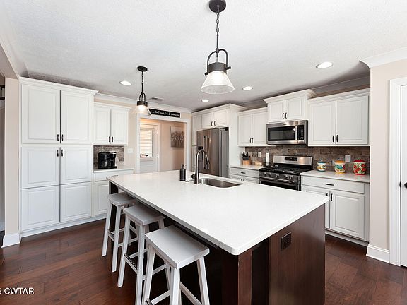 2nd image of 212 Heritage Sq