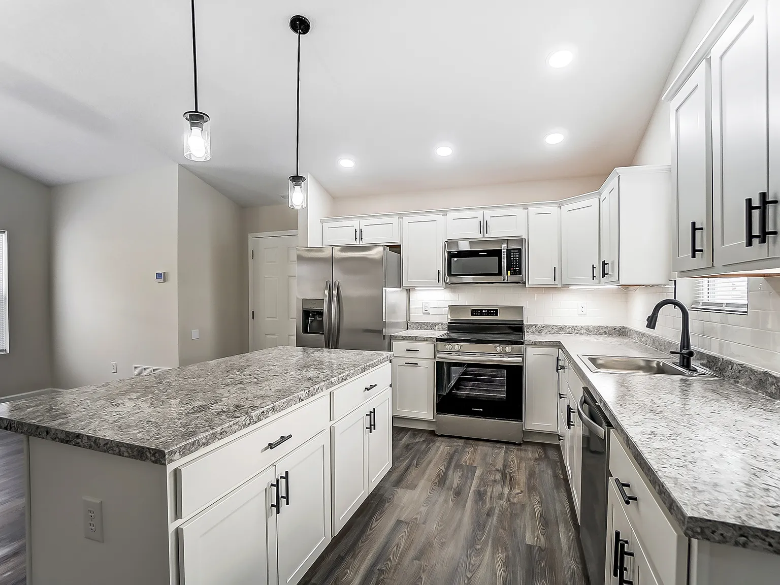 2 bed, 1008 sqft, $2,195 — Photo 3