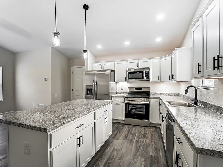1432 W Elm St — Photo 3