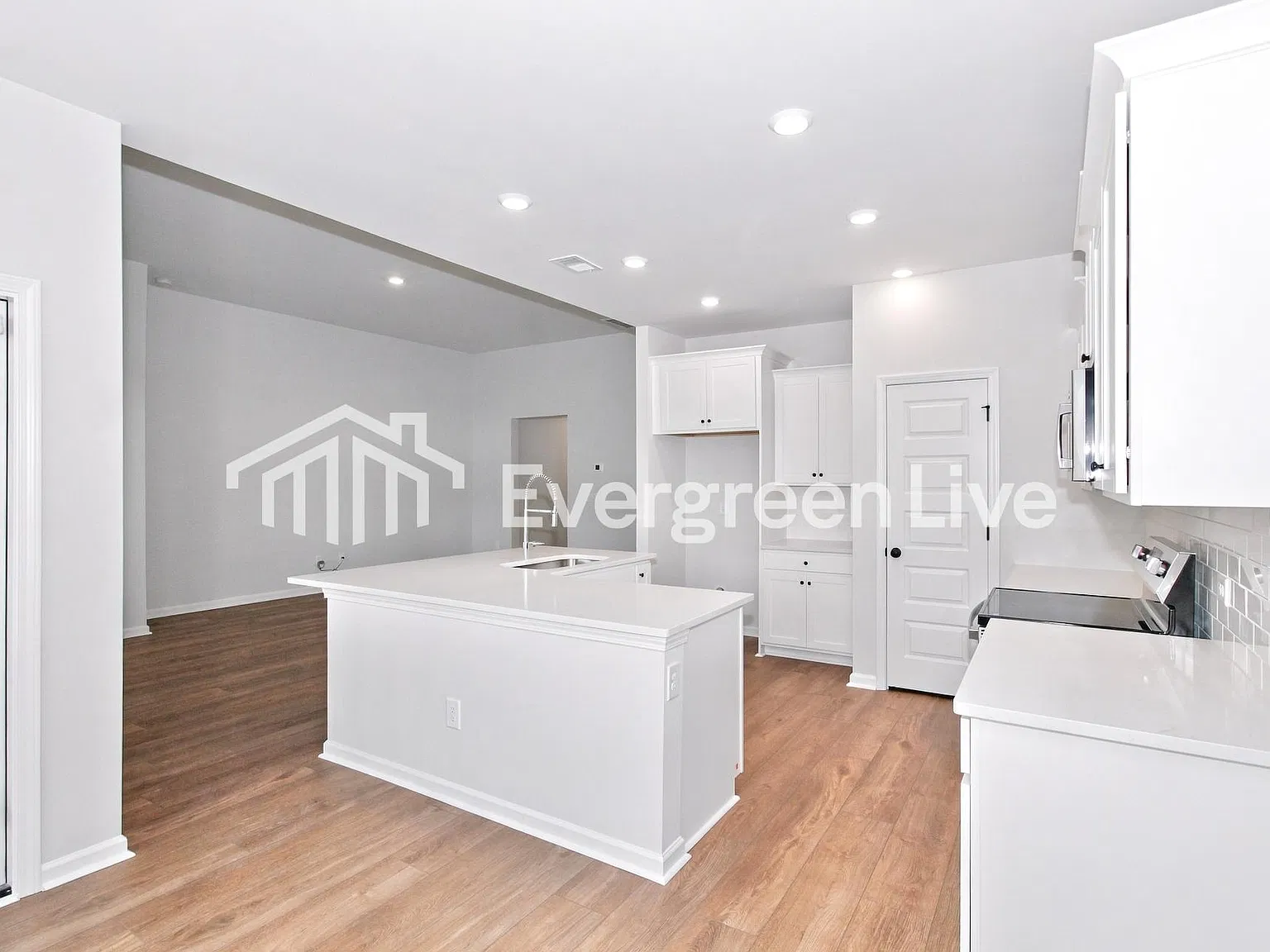 3 bed, 2.0 bath, 1748 sqft, $1,995 — Photo 4