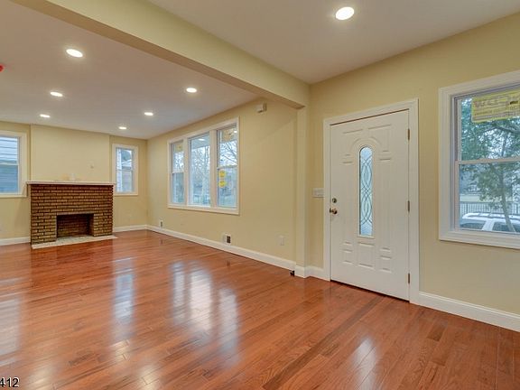 4th image of 99 Oak St