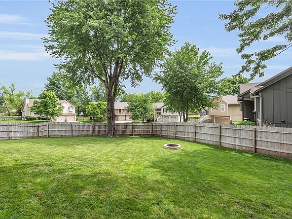 3rd image of 319 SE Onyx Dr