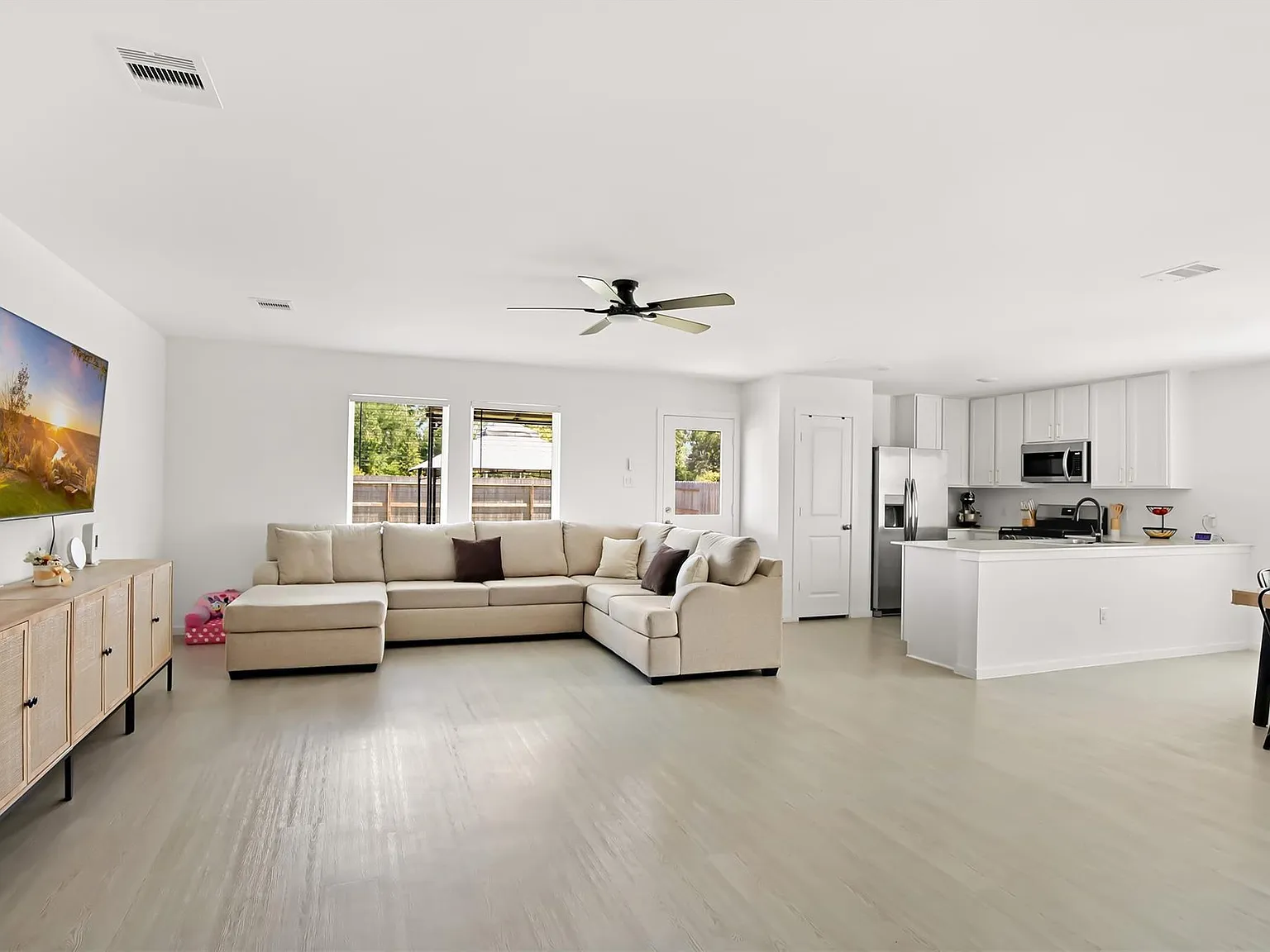 4 bed, 2.5 bath, 2036 sqft, $1,900 — Photo 3