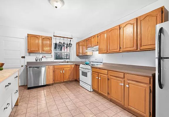 4th image of 843 Lincoln Pl