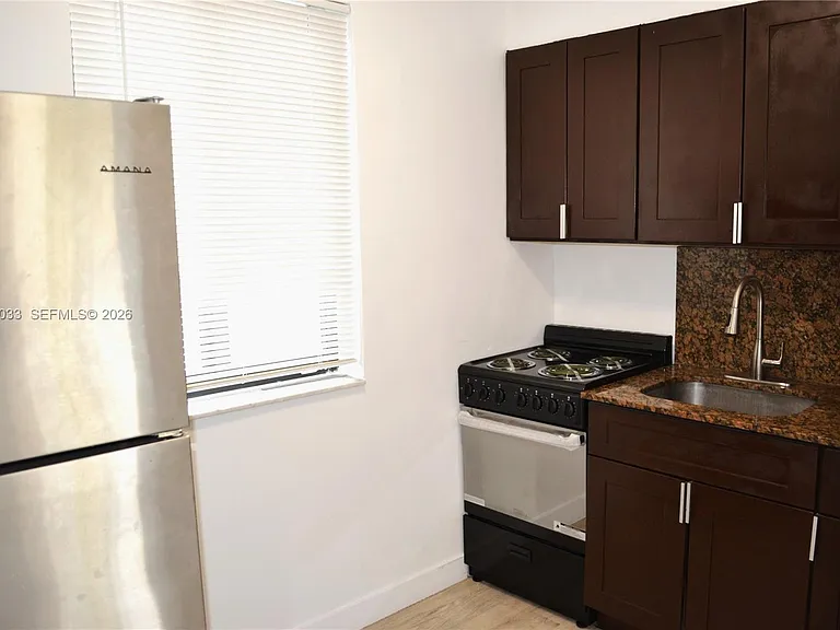1035 SW 4th St #3 — Photo 7