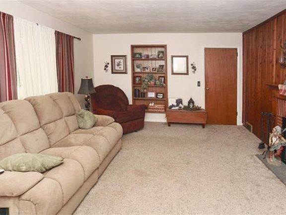 4th image of 176 Fullerton Ave