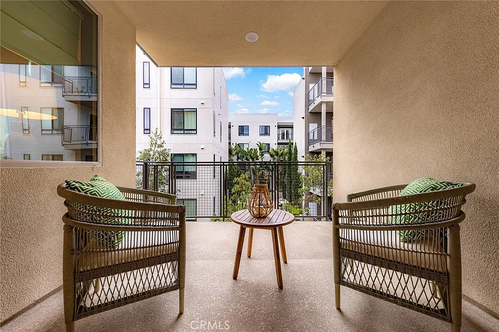 3 bed, 2.5 bath, 1760 sqft, $5,000 — Photo 3