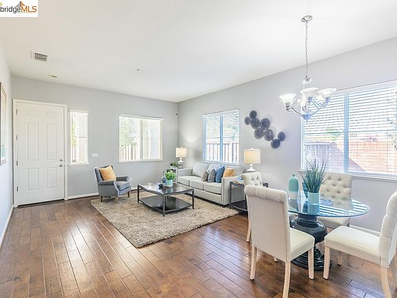 3rd image of 1055 Meadow Brook Ct