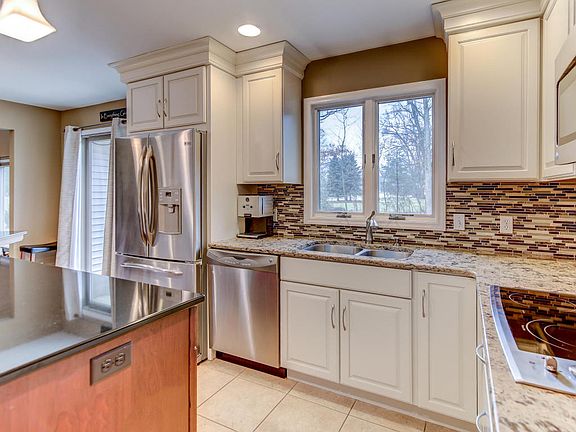 5th image of 15410 Royal Oak Dr