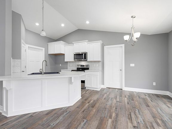 5th image of 430 Aurora St