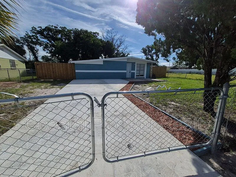 4 bed, 2.0 bath, 1064 sqft, $2,000 — Photo 1