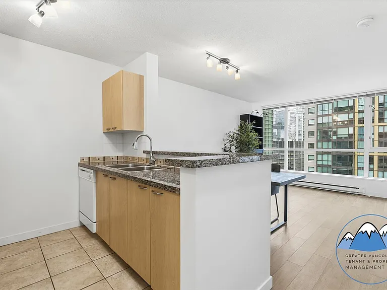 1420 Georgia St W — Photo 2