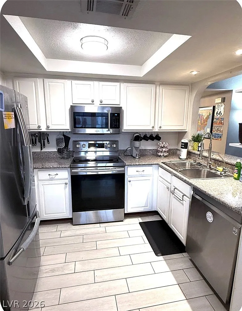 2 bed, 2.0 bath, 1004 sqft, $2,300 — Photo 3