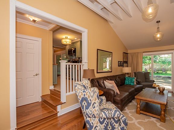 4th image of 137 Willow Ln