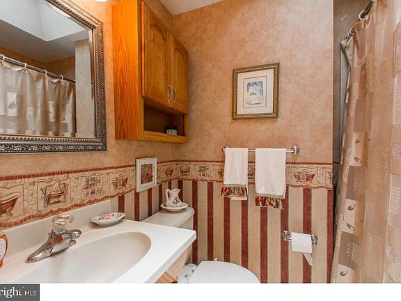 2nd image of 1082 Glen Cir