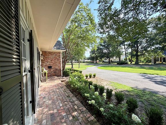 3rd image of 525 Robinson Dr