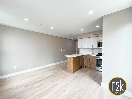Rented by Realty 2000 Corp | media 9