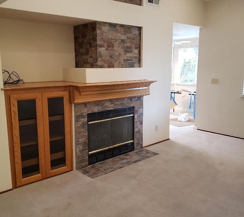Family Rm Wood Burning Fireplace and Entertainment Center, 14 ft Ceiling