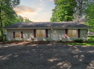 3187 Ponemah Dr, Fenton, MI 48430