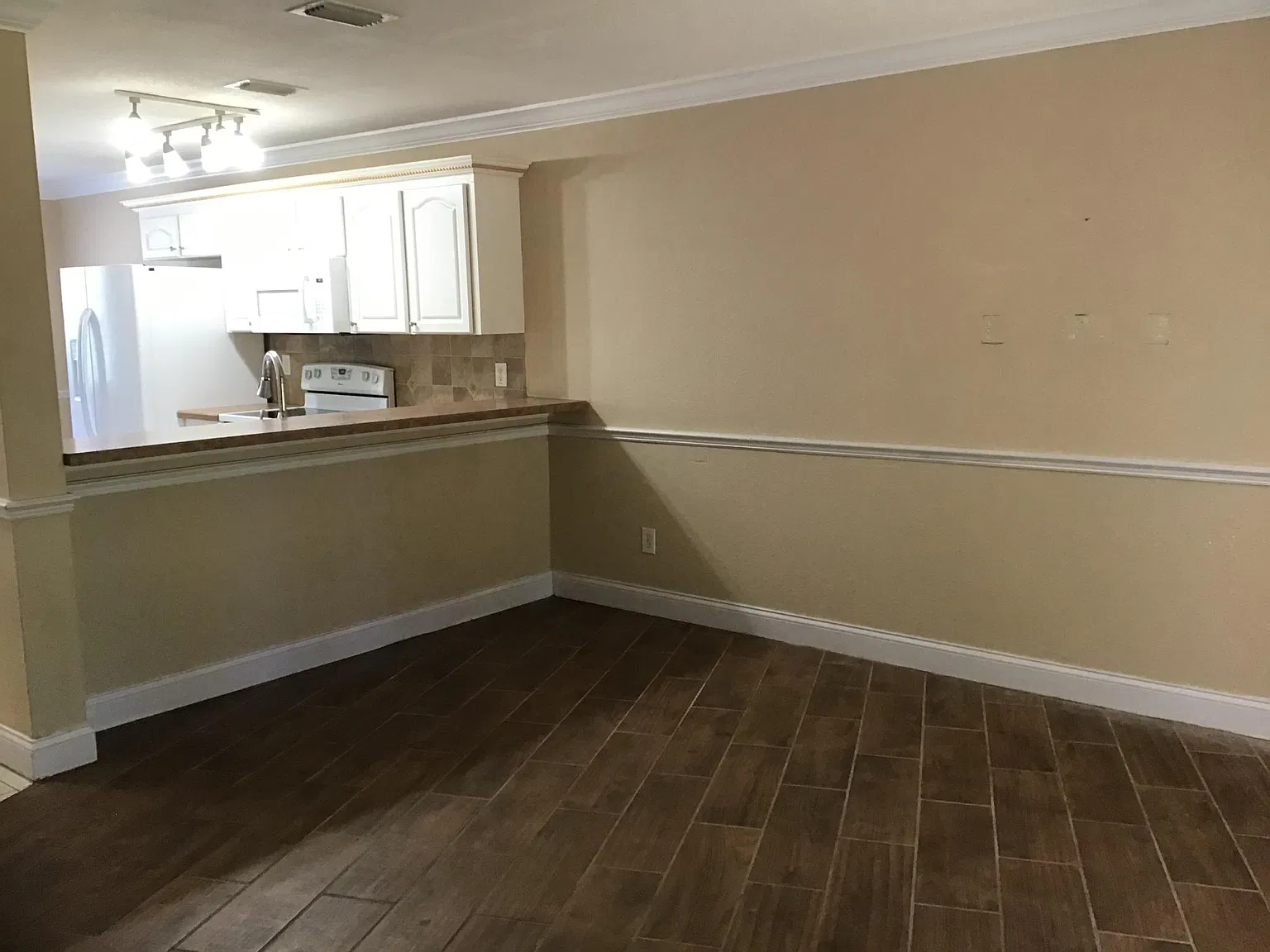 2 bed, 1.5 bath, 1040 sqft, $1,450 — Photo 4