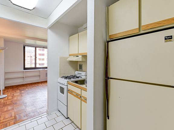5th image of 1011 Arlington Blvd APT 616