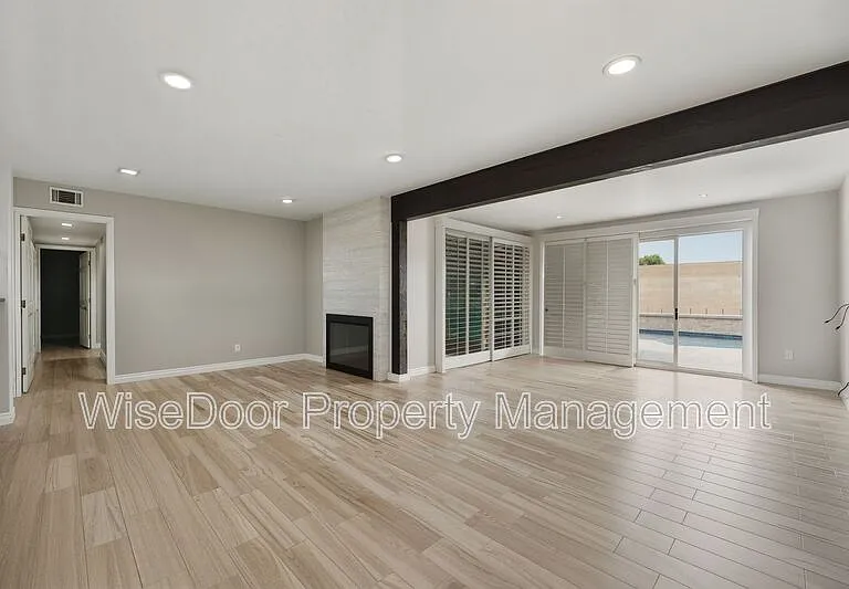 387 E Nubia St — Photo 8