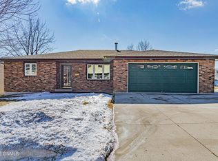 707 Sweetbriar Rd, Mandan, ND 58554