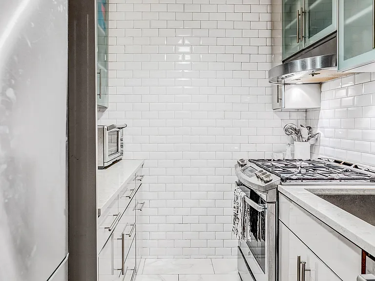 310 Lexington Ave #4H — Photo 10