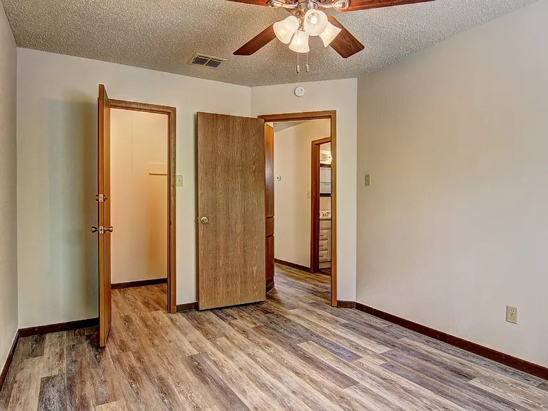 3810 Brookhill Dr — Photo 8
