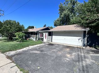 57 Robin Rd, Carpentersville, IL 60110