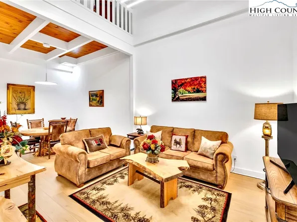 215 S Jefferson Station Place #212, West Jefferson, NC 28694