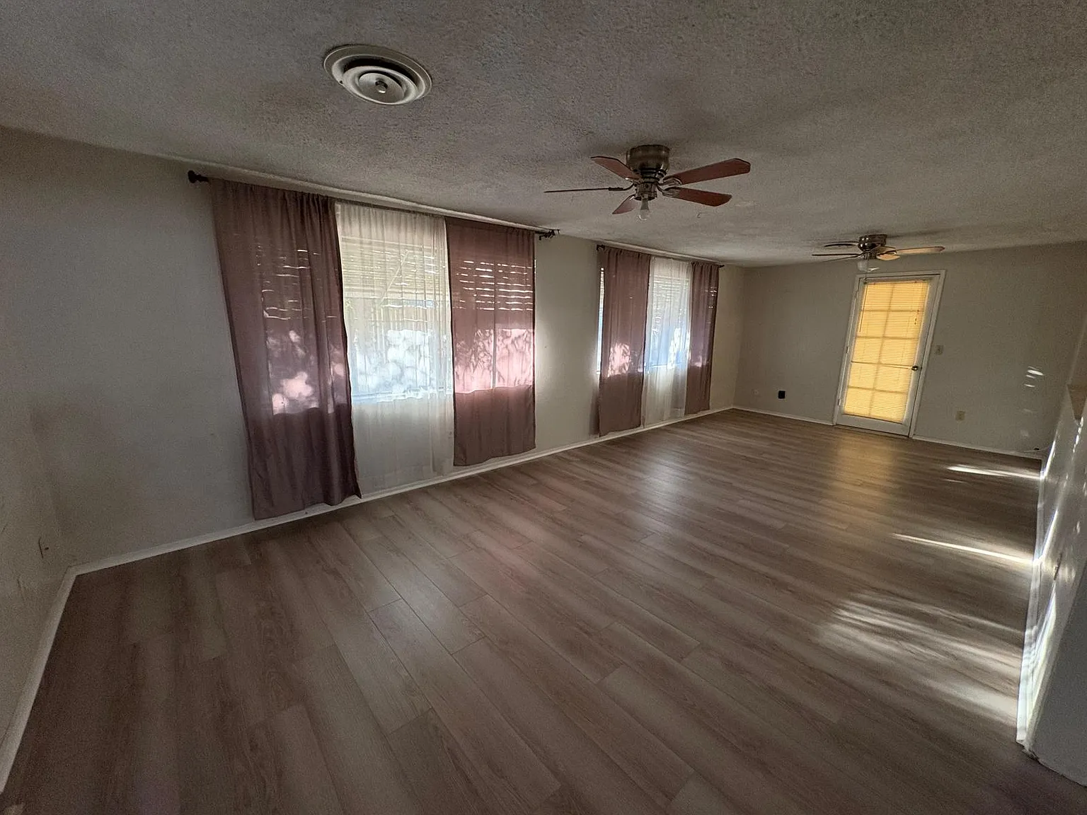 3 bed, 2138 sqft, $2,500 — Photo 2