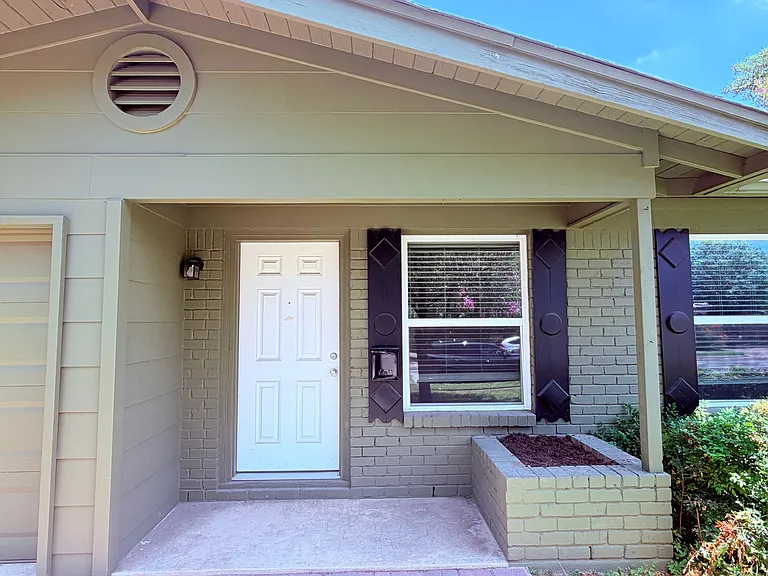 8701 Parkfield Dr — Photo 2