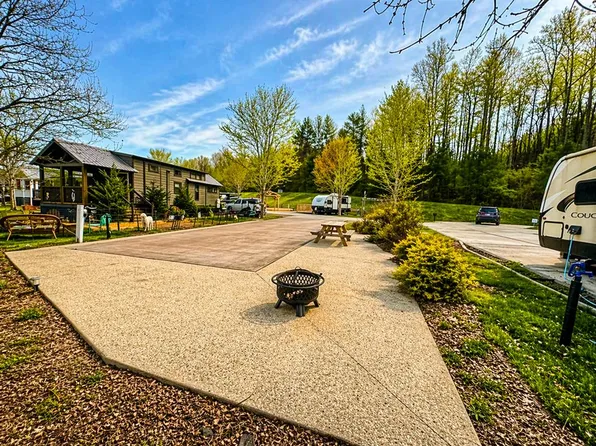 5 Mountain Meadows Dr, Morganton, GA 30560
