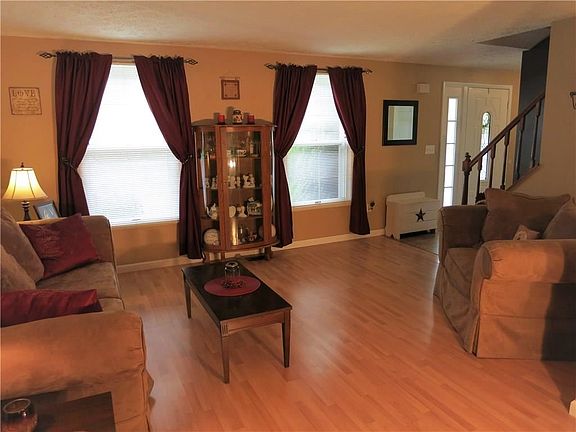 5th image of 310 Applewood Ln