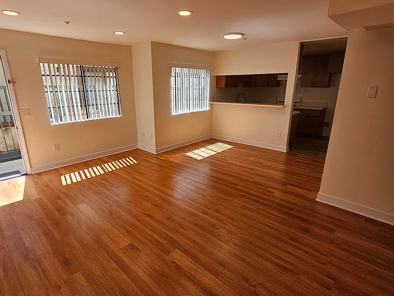 215 E Maple St #104 — Photo 4