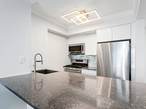 3rd image of 1 Irving Pl APT U21d