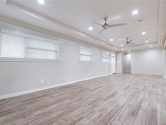 3rd image of 800 Hawthorn St