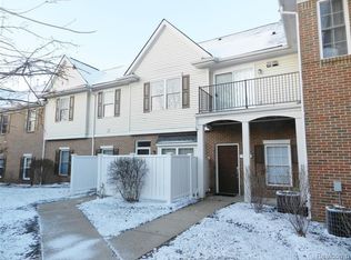 700 Amberly Dr UNIT B, Waterford, MI 48328